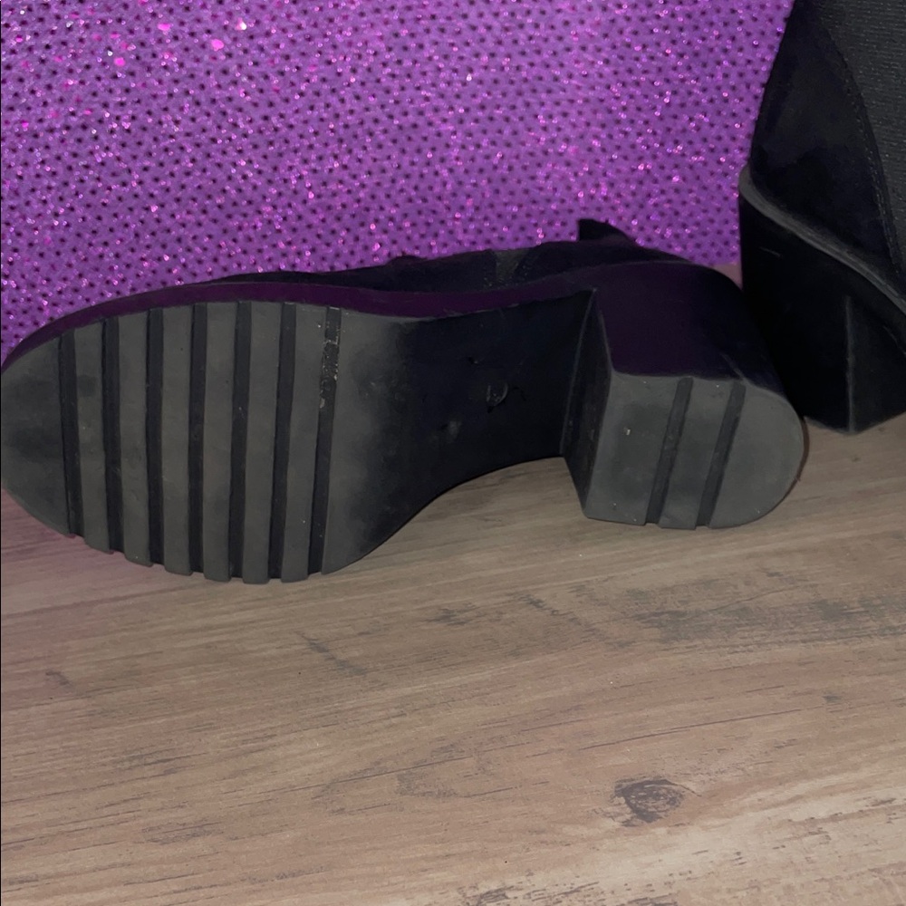 🏝️🎉 Used Black Suede Ankle Boots - Picture 7 of 10